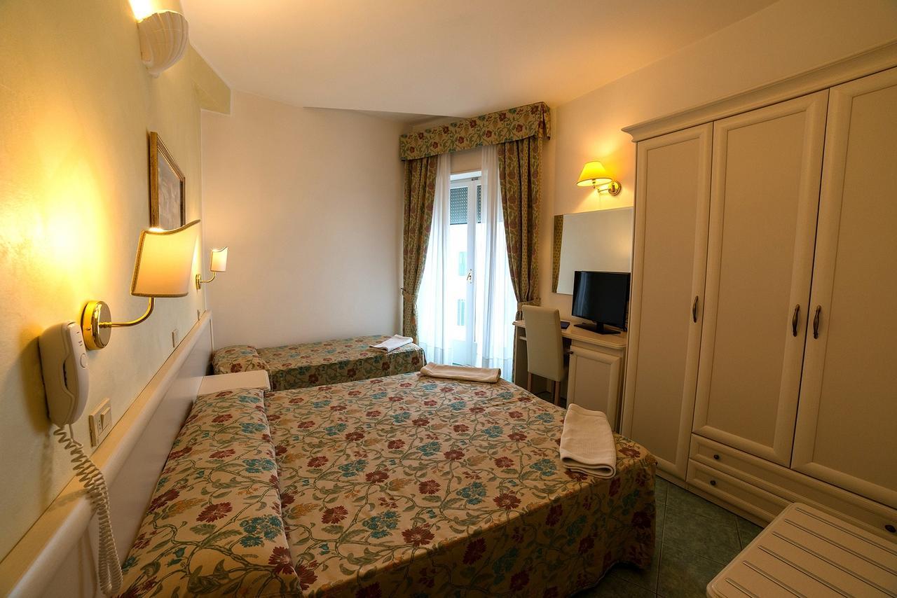 Hotel Nord Est Cattolica Buitenkant foto